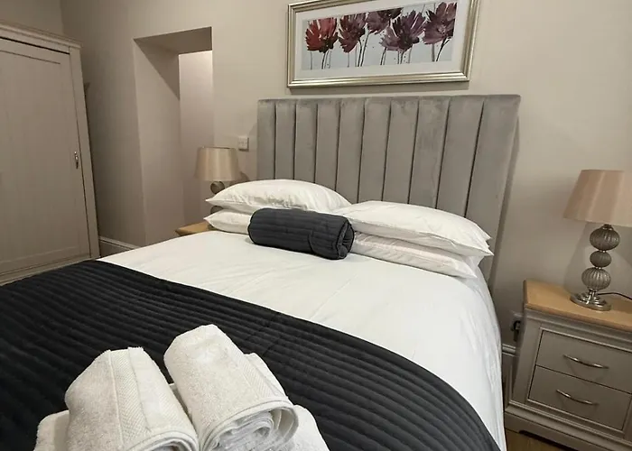 Super Luxurious 2 Bedroom Apartment With Free Parking