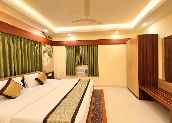 Wildberrys Inn - Luxurious Stay - Free Breakfast - Swimming Pool - Room With Living Room