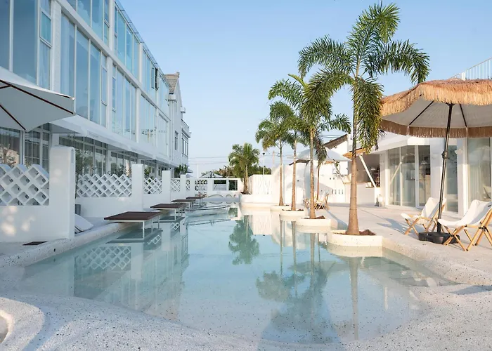 途庐荟酒店 浦东机场店 Tulu Hui Hotel Provides 24 Hour Free Airport And Disneyland Shuttles An Elegant Courtyard With Sun Loungers Laundry And Food Delivery Services Finely Designed Rooms For A Pleasant