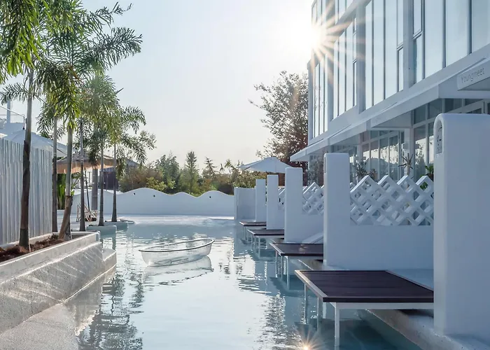 途庐荟酒店 浦东机场店 Tulu Hui Hotel Provides 24 Hour Free Airport And Disneyland Shuttles An Elegant Courtyard With Sun Loungers Laundry And Food Delivery Services Finely Designed Rooms For A Pleasant