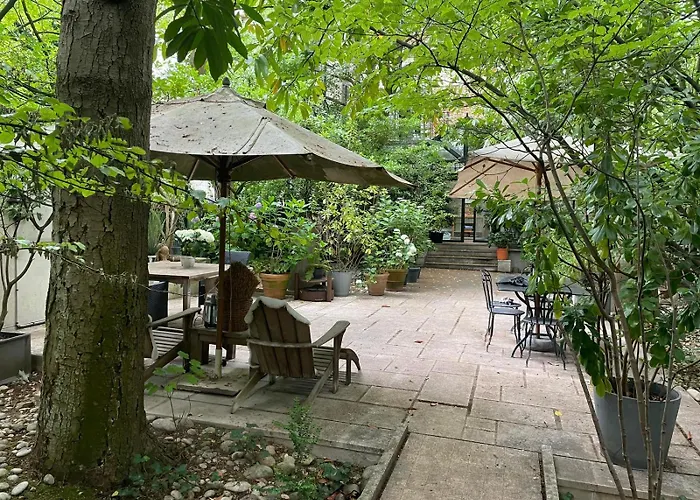 Beautiful House With A Garden In The Heart Of Neuilly