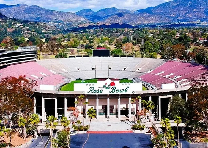 Stunning Rose Bowl Mansion 5 Minutes Walk!