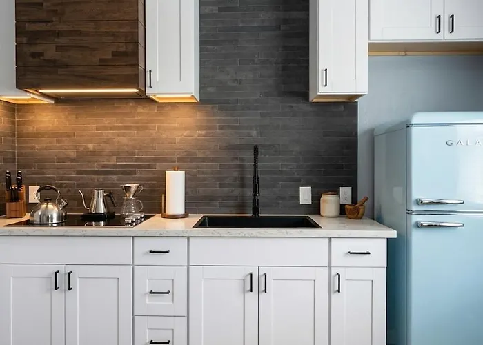 Stylish Studio In Oleander Close To Downtown