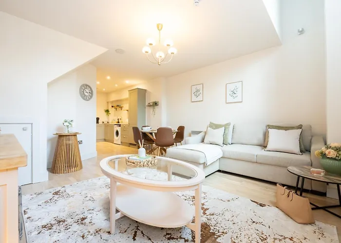 2-Bed Modern Duplex, Free Parking, 1 Min To Station