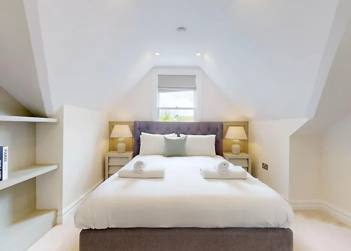 Stunning 2Br Home Near Kew-2Min Walk To Tube