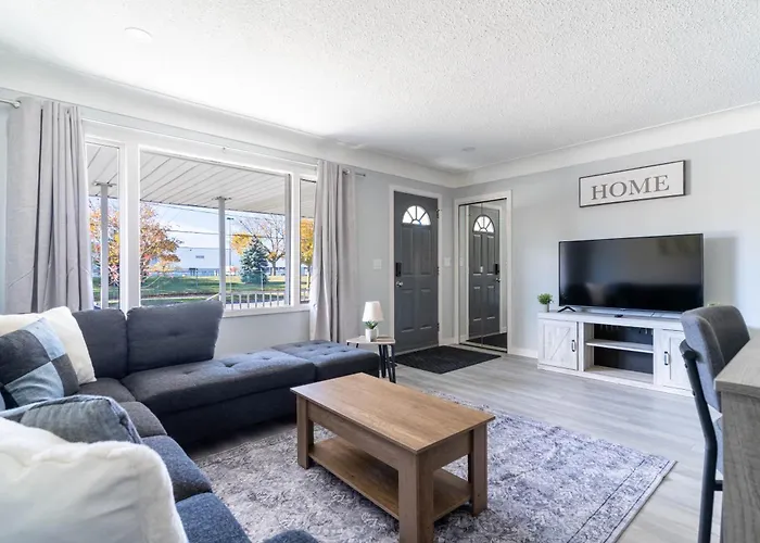 Bright 2Br Home Near Airport & Shops