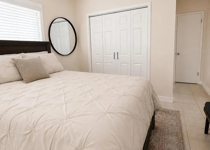 Quiet Furnished Pasadena Retreat Near Freeways