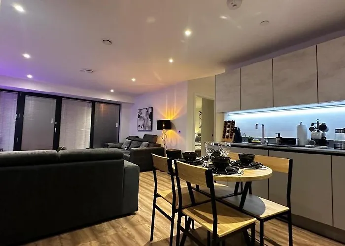 Luxe Central 2 Bedroom Sleeps 8 Near Elizabeth Line, Heathrow, Windsor, Legoland