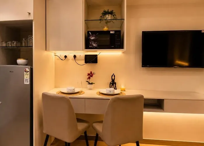 Blanchaus Stays - Sunset Studio I Viman Nagar I Near Pune Airport