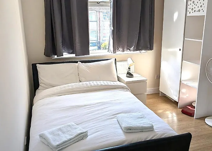 Family & Contractor Friendly House Near Heathrow