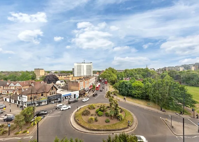Modern 2 Bed Flat 5 Mins Ealing Broadway Station
