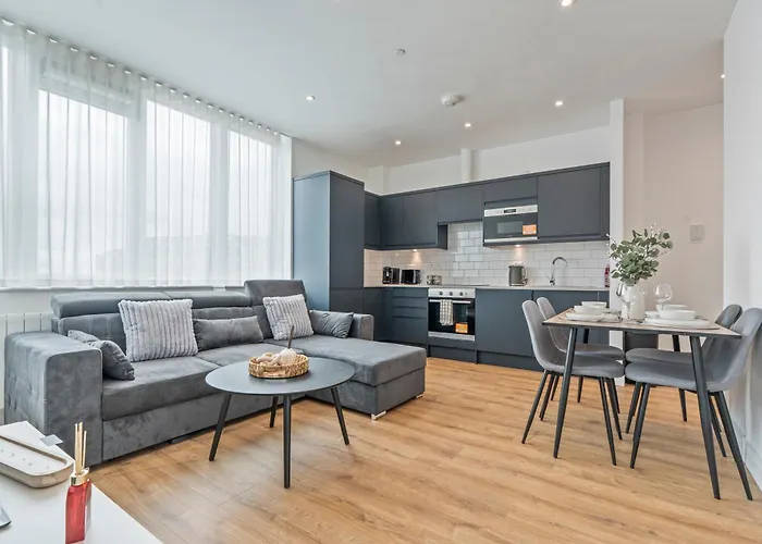 Modern Heathrow Apartment Sleeps 6