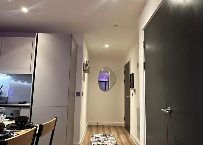 Luxe Central 2 Bedroom Sleeps 8 Near Elizabeth Line, Heathrow, Windsor, Legoland
