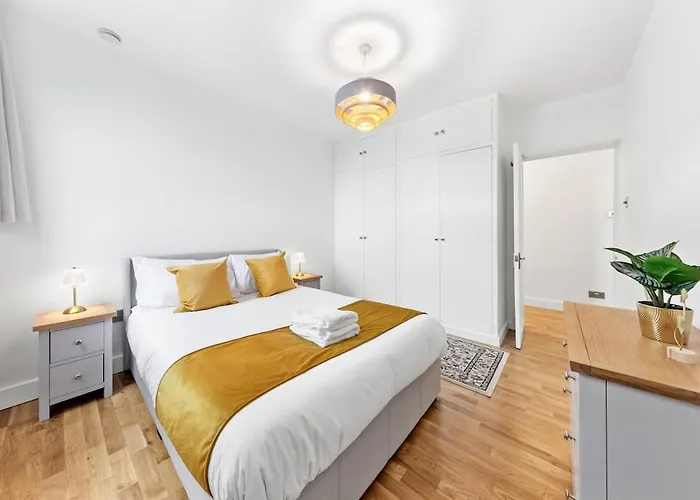 Modern 2 Bed Flat 5 Mins Ealing Broadway Station
