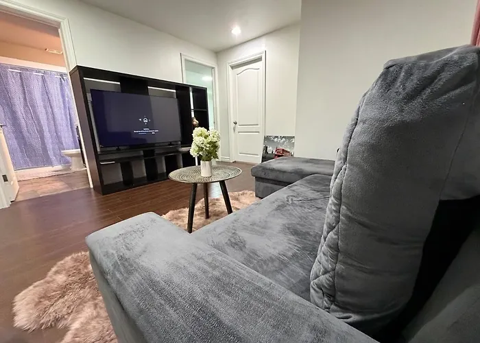 Cozy 2-Bedroom Basement Suite In East Windsor