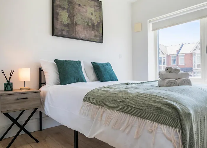 Stylish 4Br Apartment Sleeps 12 Near Wembley