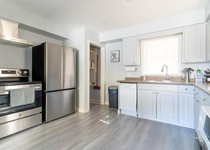 Bright 2Br Home Near Airport & Shops