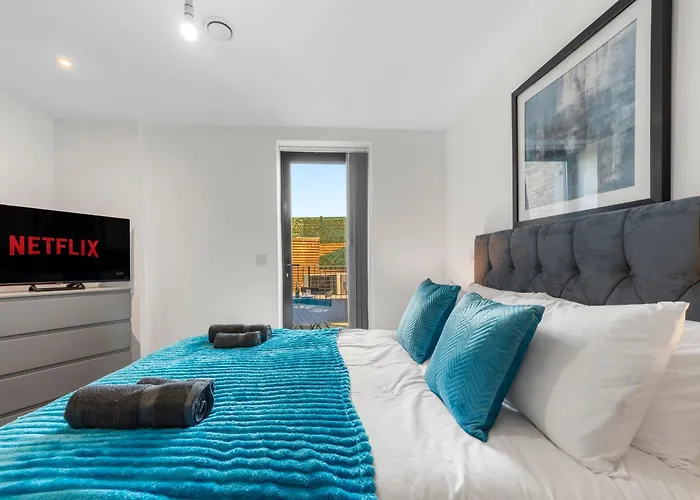 Duplex 2Br Flat With Parking Near Excellent Transport Links By Stay Aura Short Term Lets Brentford