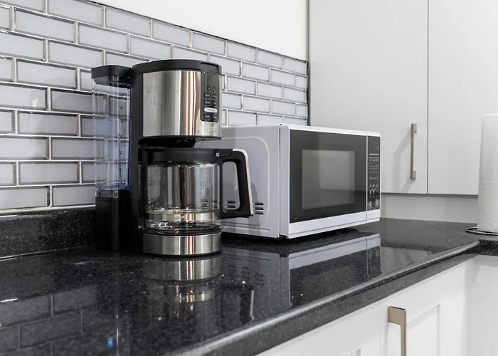 Serene Modern 2Br Retreat In Fairmont Near Airport & Downtown