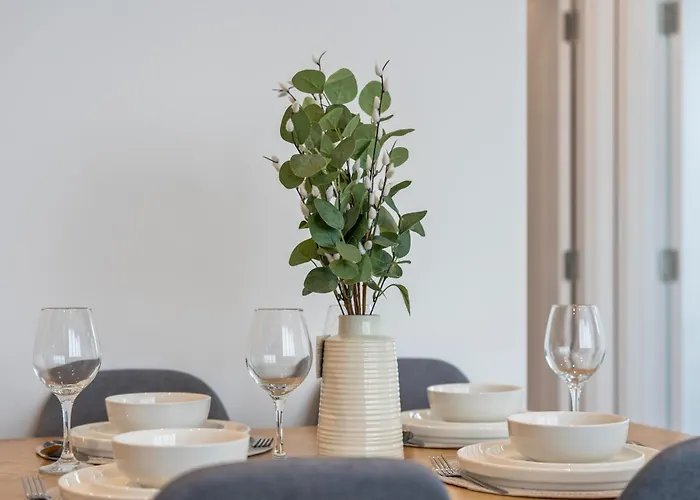 Modern Heathrow Apartment Sleeps 6