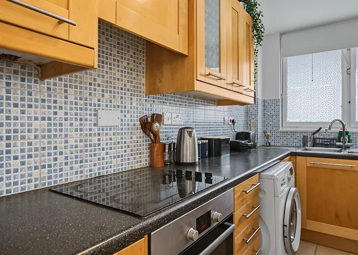 A Modern, Comfortable Flat In West London Near Kew Gardens