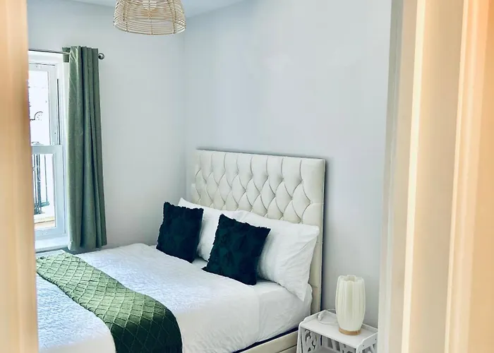 Dover Castle & Docks, Modern 2 Bedroom Apartments With Private Parking & Castle Views