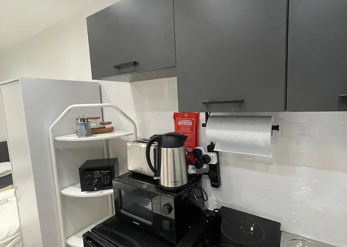 Chic Modern Studio Apartment Near Heathrow Airport