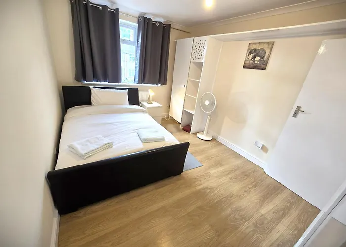 Family & Contractor Friendly House Near Heathrow