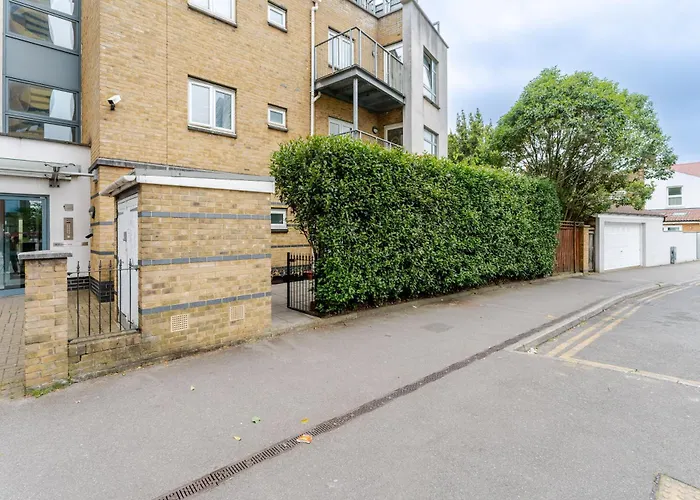2 Bedroom Contractor And Family Apartment Hounslow
