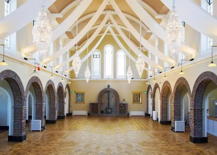 Uppercourt Manor