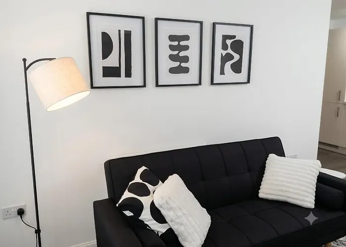 Stylish 1 Bed Apartment Centrally Located With Free Parking