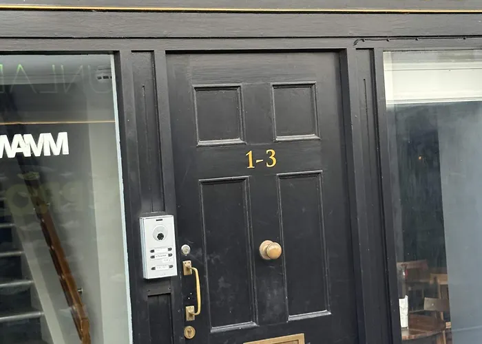 Refurbished Two-Floor Flat In Central Guildford Sleeps 6
