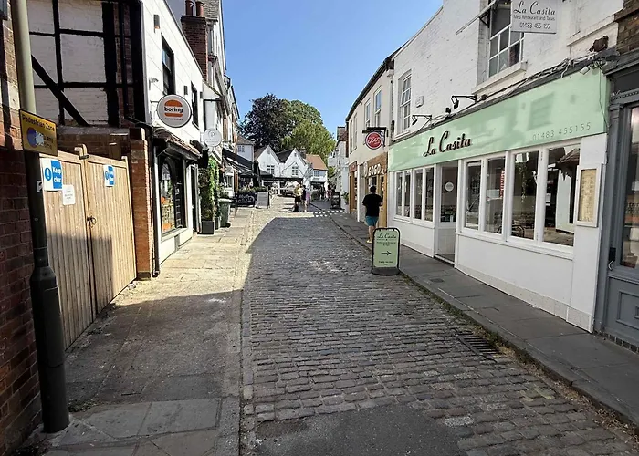 Refurbished Two-Floor Flat In Central Guildford Sleeps 6