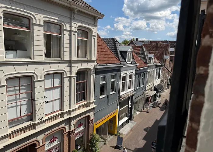 Hotel Hanzestadslogement De Leeuw: Historic Center Retreat with Kitchen Rooms