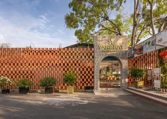 Van Phat Riverside Hotel