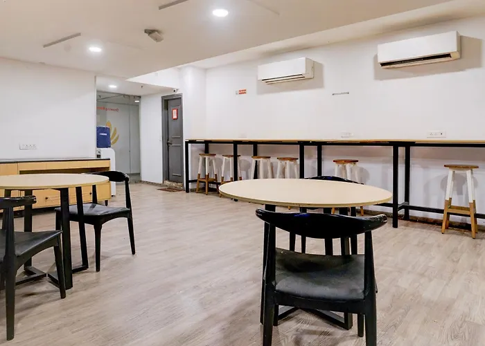 Super Townhouse Akota Vadodara