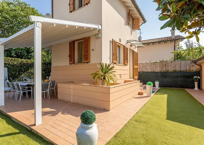 Villino Esse, Libero Su 4 Lati Piu Dependance Nel Cuore Della Versilia