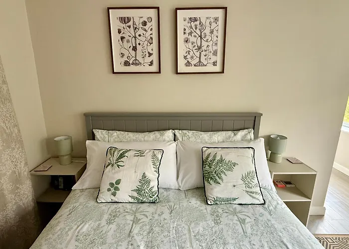 The Bit On The Side, Private Studio, Own Entrance, Free Driveway Parking, 10 Min Drive To Bath, Cheap Ev Point
