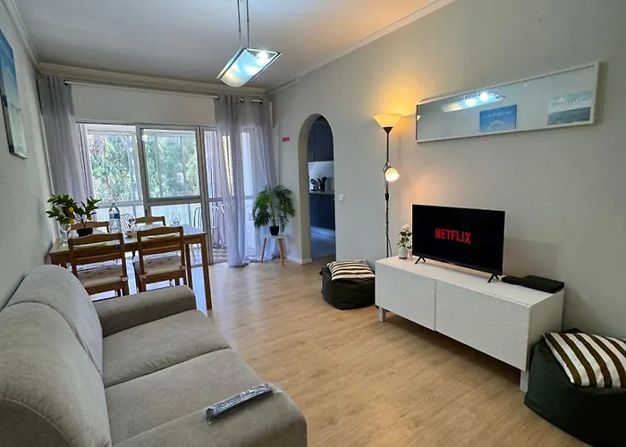 2Br Estoril Apartment - Near Estoril Beach & Cascais - Sleeps 4