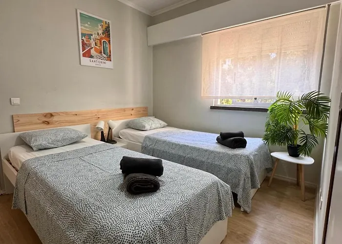 2Br Estoril Apartment - Near Estoril Beach & Cascais - Sleeps 4