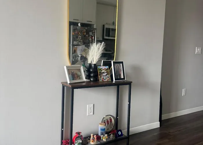 One-Bedroom Apartment With Den With Amazing Views Of Hamilton