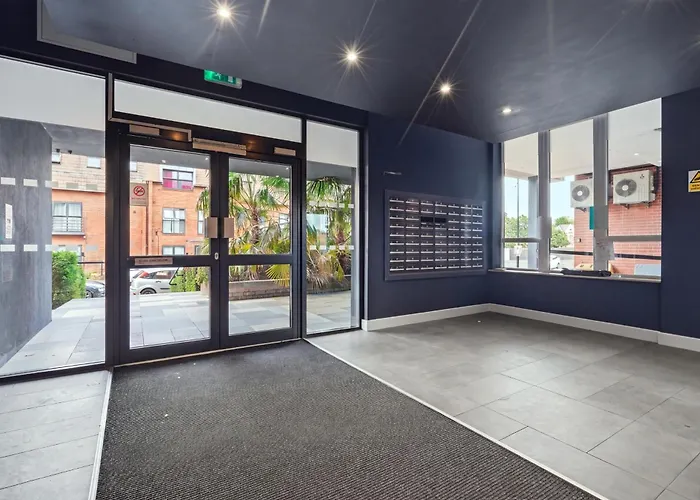 Contractor-Friendly Apartment, Secure Parking, Near Coventry Station, Sleeps 4