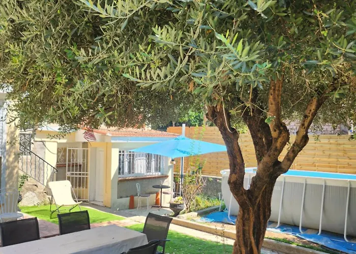 Pretty And Comfortable Outbuilding With Swimming Pool And Garden
