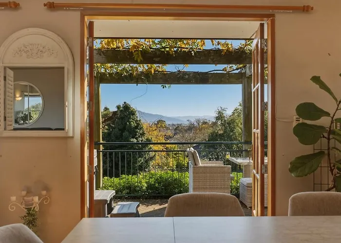 Wisteria Retreat Boutique Stay With Views & Sauna
