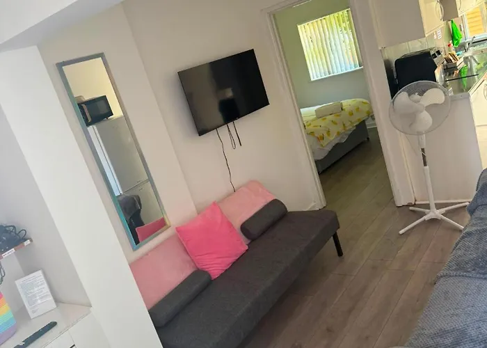 Heathrow One Bed Family Flat