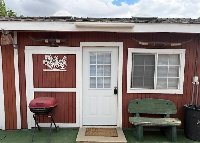 Cozy Studio Near Hwy 99