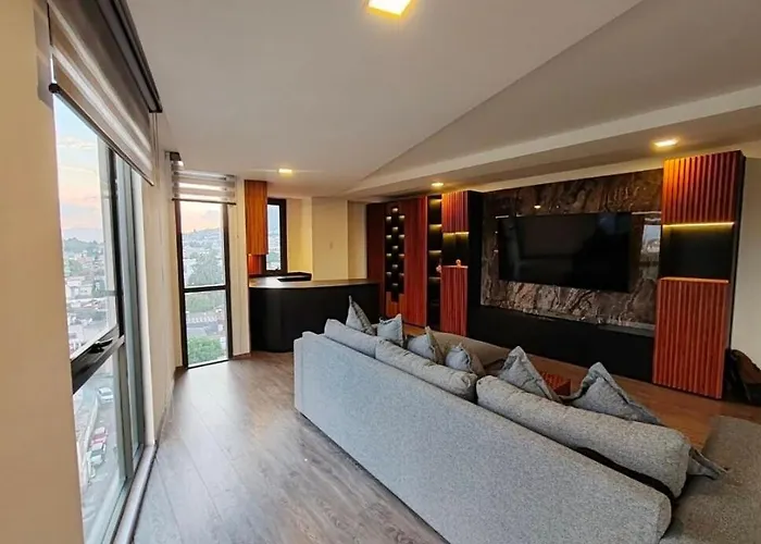 Beautiful Apartment Overlooking The Alameda