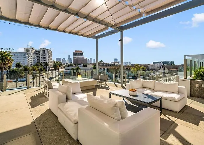 Koreatown 2Br Apartment, Sleeps 8, Pool, Gym & Free Parking