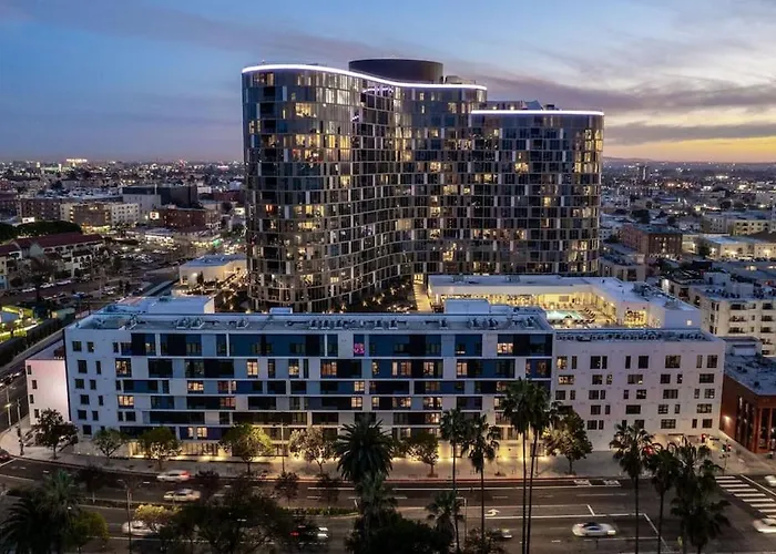 Koreatown 2Br Apartment, Sleeps 8, Pool, Gym & Free Parking