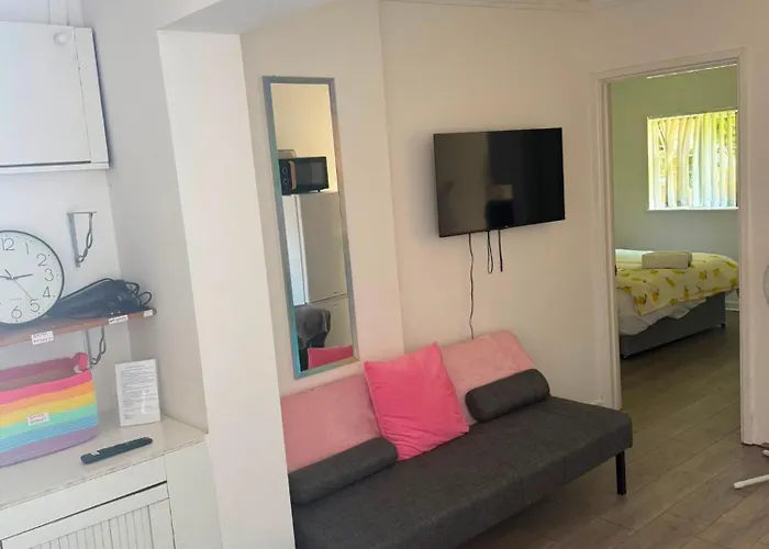 Heathrow One Bed Family Flat